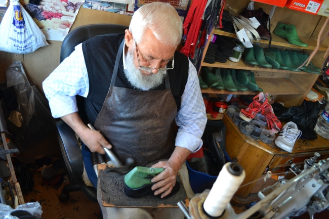 Yarım asırdır ayakkabı tamir ediyor